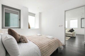 Room - Bright & Modern 2BD 2Bath | Sleeps 6 | Tube | Wifi (London)