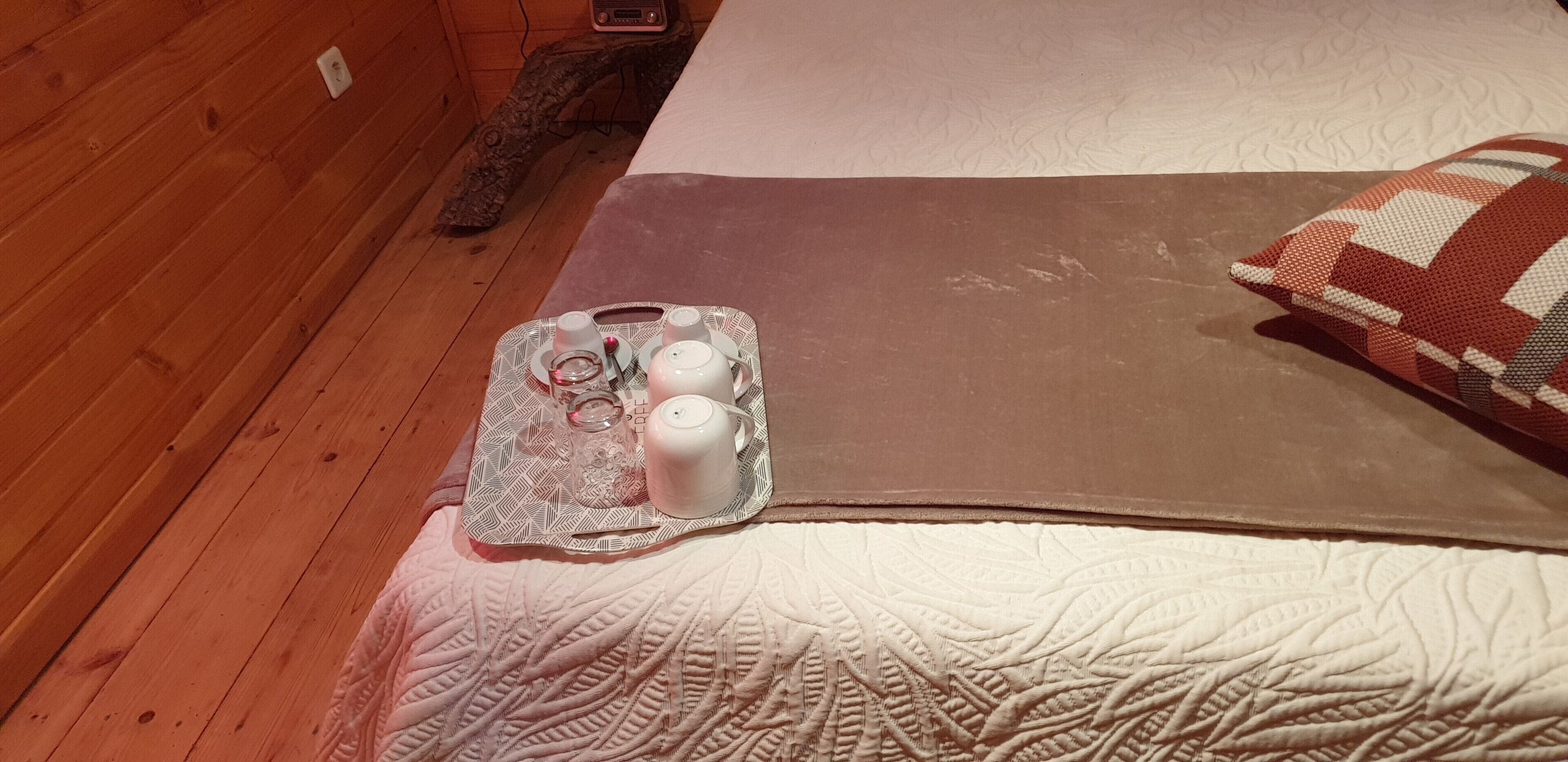 WiFi, bed sheets