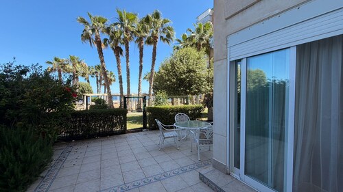 Beachfront apartment with private terrace,pool,tennis court and covered parking