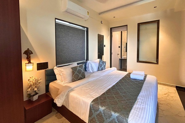 Deluxe Suite, Balcony, Sea View | In-room safe, soundproofing, iron/ironing board, WiFi (free)