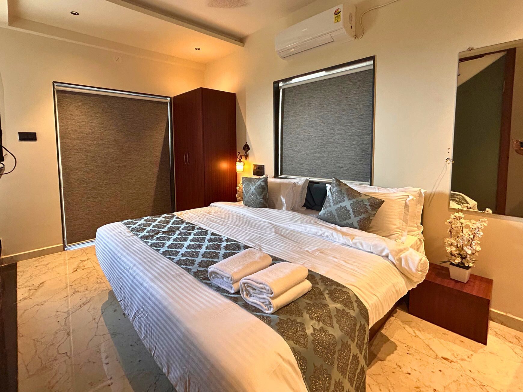 Suite Deluxe, balcón, vistas al mar | Caja fuerte, sistema de insonorización, tabla de planchar con plancha
