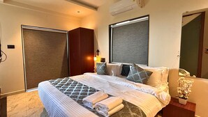 Suite Deluxe, balcón, vista al mar | Caja de seguridad en la habitación y insonorización 