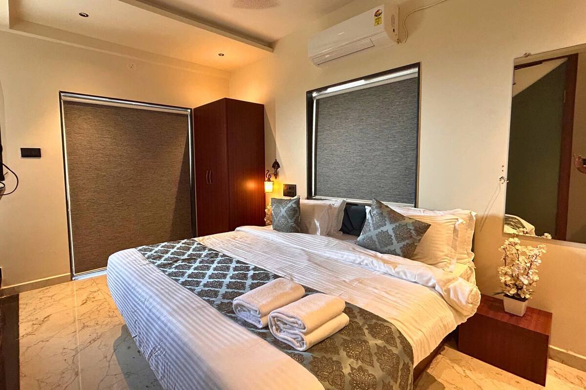 Deluxe Suite, Balcony, Sea View | In-room safe, soundproofing, iron/ironing board, WiFi (free)