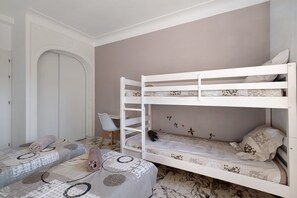 A child's bunk bed with a desk and chair, a patterned bedspread, and a wall with bird decals. - Villa "Upper" – 3 bedrooms, 8 guests, private terrace, Wi-Fi, air conditioning (Cagnes-sur-Mer)