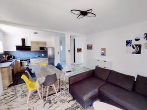 A modern living space with a kitchen, dining area, and seating area. - Villa "Upper" – 3 bedrooms, 8 guests, private terrace, Wi-Fi, air conditioning (Cagnes-sur-Mer)