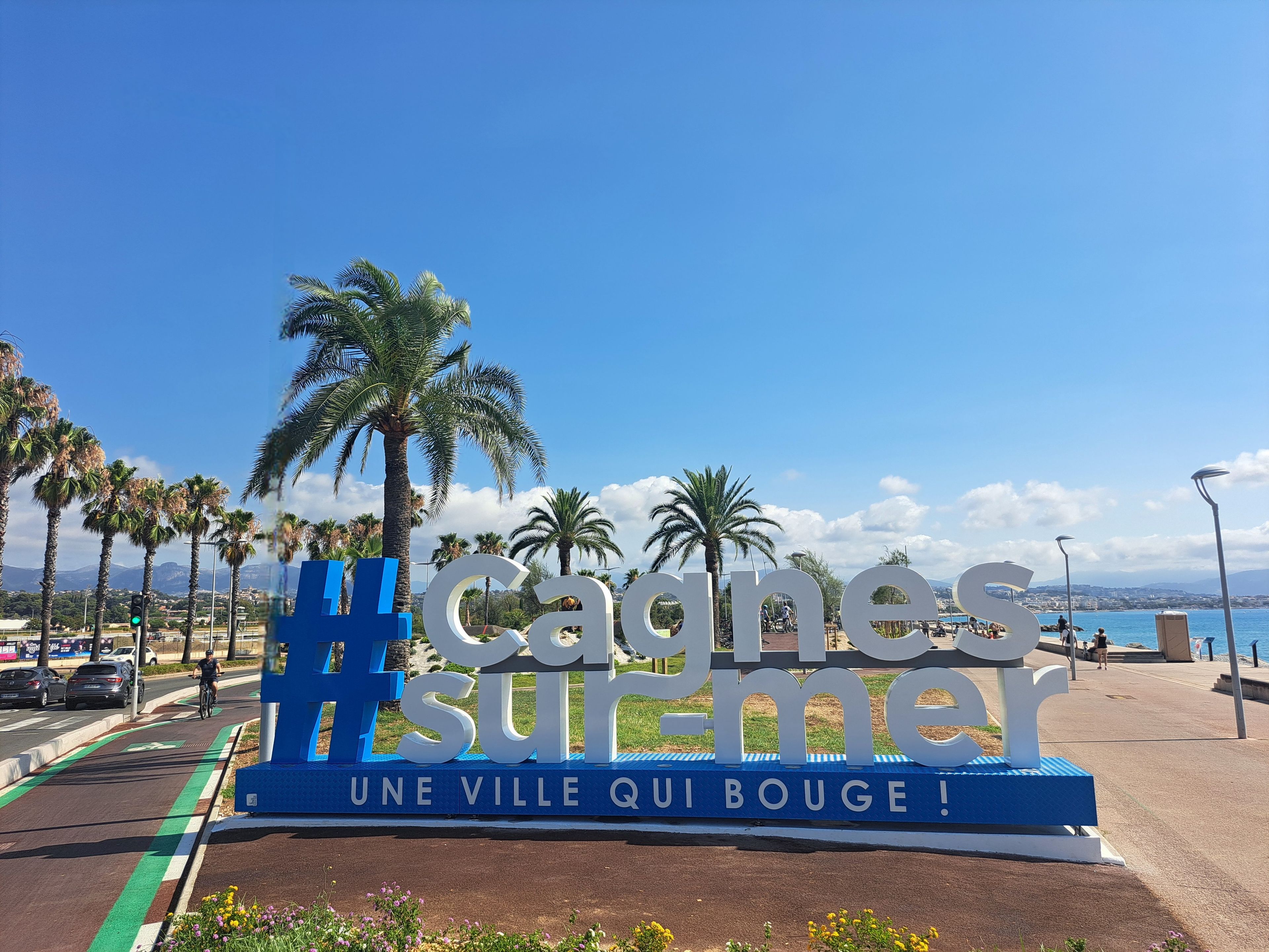 A sign with the text 'Cagnes-sur-Mer' and 'UNE VILLE QUI BOUGE!' indicating a location.