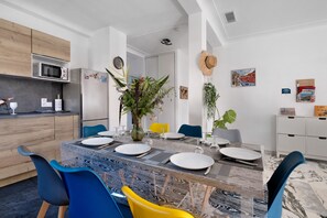 A modern kitchen with a microwave, refrigerator, and wooden cabinets. - Villa "Upper" – 3 bedrooms, 8 guests, private terrace, Wi-Fi, air conditioning (Cagnes-sur-Mer)
