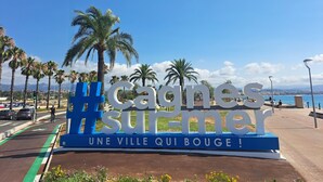 Ein Schild mit dem Text 'Cagnes-sur-Mer' und 'UNE VILLE QUI BOUGE!', das einen Ort kennzeichnet.
