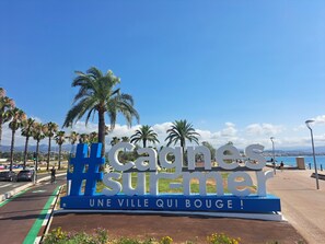 A sign with the text 'Cagnes-sur-Mer' and 'UNE VILLE QUI BOUGE!' indicating a location. - Villa "Upper" – 3 bedrooms, 8 guests, private terrace, Wi-Fi, air conditioning (Cagnes-sur-Mer)