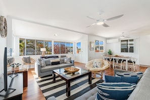 A spacious living area with a sofa, armchair, and dining table. - Ideal for Tradies. BBQ, WiFi, Pet friendly (Torquay)