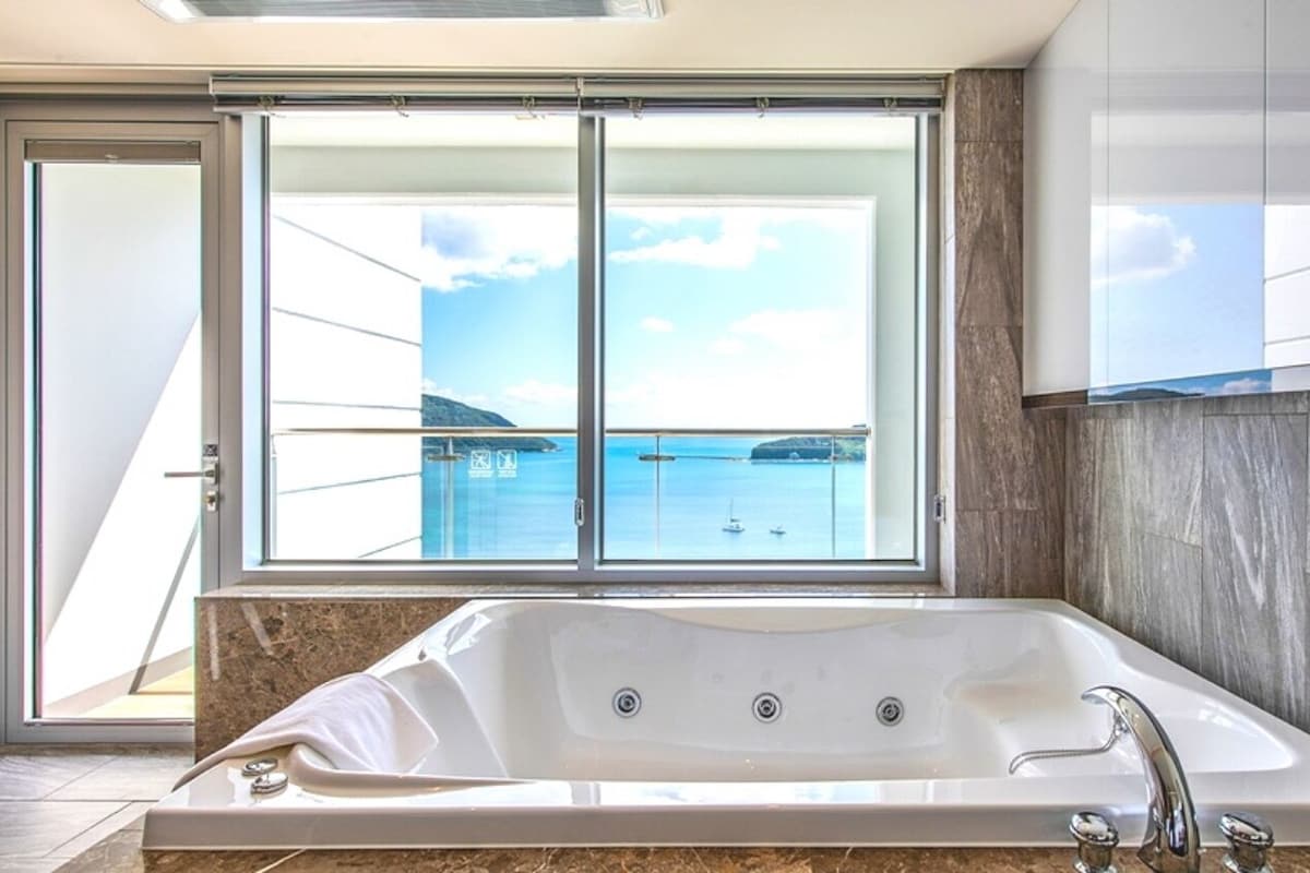 Habitación Premium doble, bañera de hidromasaje, vistas al mar | Baño | Secador de pelo, toallas, jabón y champú