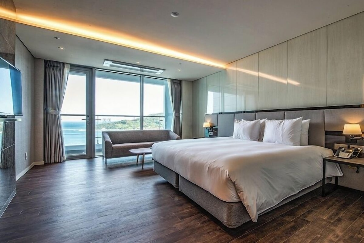 Habitación Deluxe doble, 1 cama de matrimonio grande, vistas al mar | Espacio para trabajar con un portátil y wifi gratis