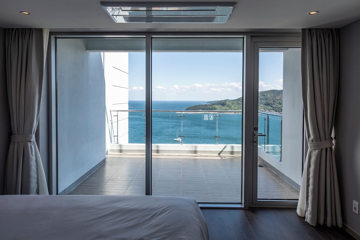 Signature loft, uitzicht op zee | Woonruimte | Televisie