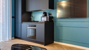 Deluxe-Apartment, Balkon, Stadtblick | Eigene Küche | Espressomaschine, Wasserkocher mit Kaffee-/Teezubehör, Kühlschrank, Ofen
