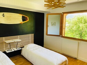 Strykjärn/strykbräda, wi-fi och sängkläder