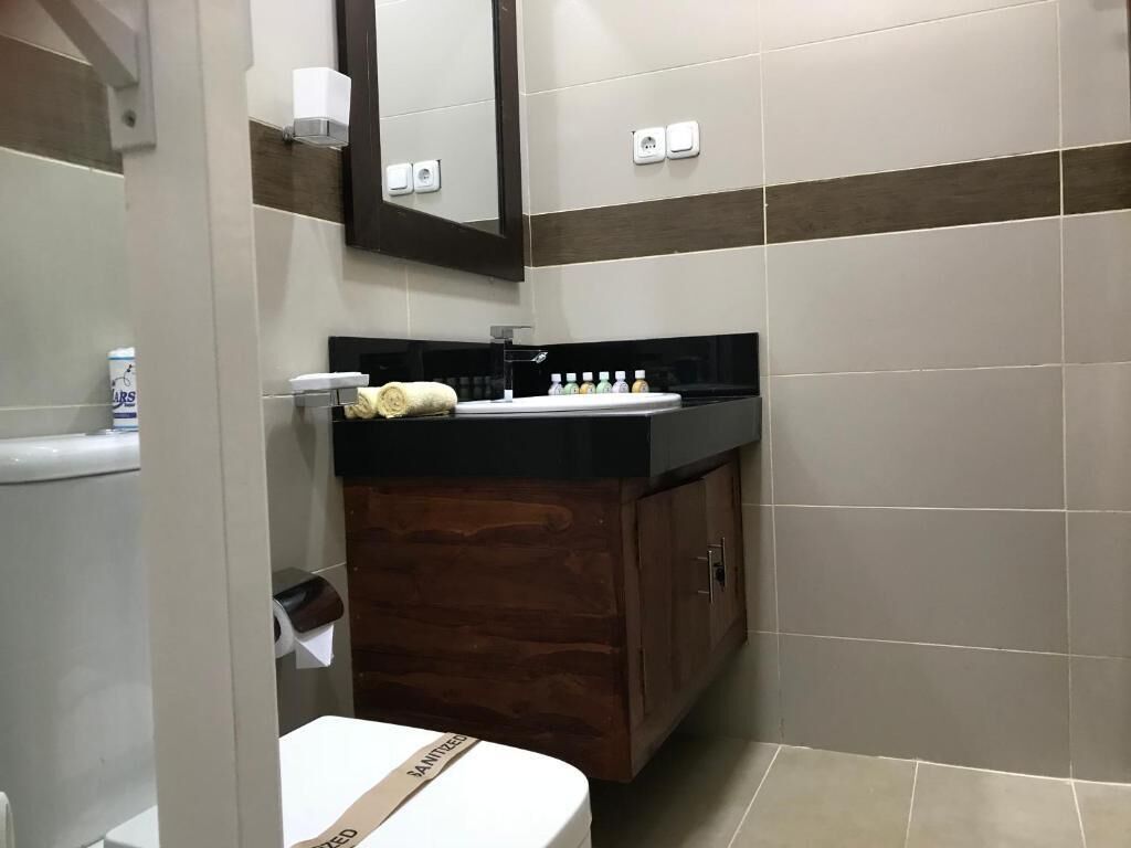 Deluxe Double Room, Balcony, Poolside | Bathroom
