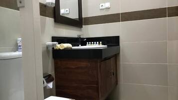 Deluxe Double Room, Balcony, Poolside | Bathroom