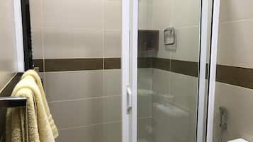 Deluxe Double Room, Balcony, Poolside | Bathroom