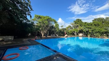 5 outdoor pools