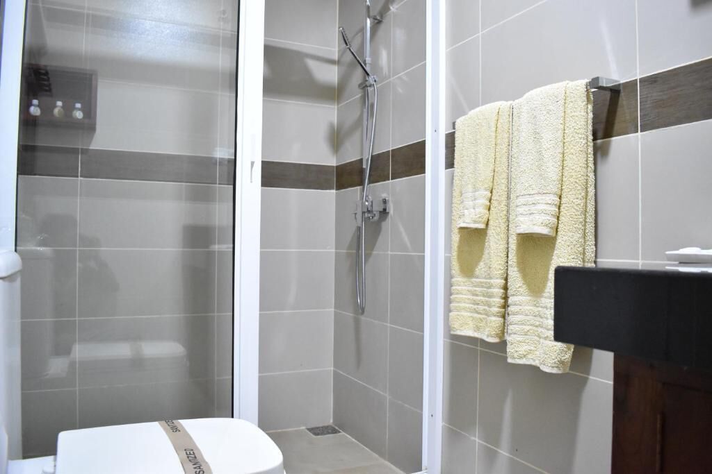 Habitación Deluxe con 2 camas individuales, patio, vista a la alberca | Baño