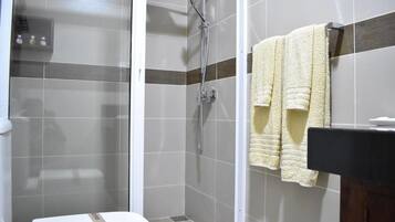 Habitación Deluxe con 2 camas individuales, patio, vista a la alberca | Baño