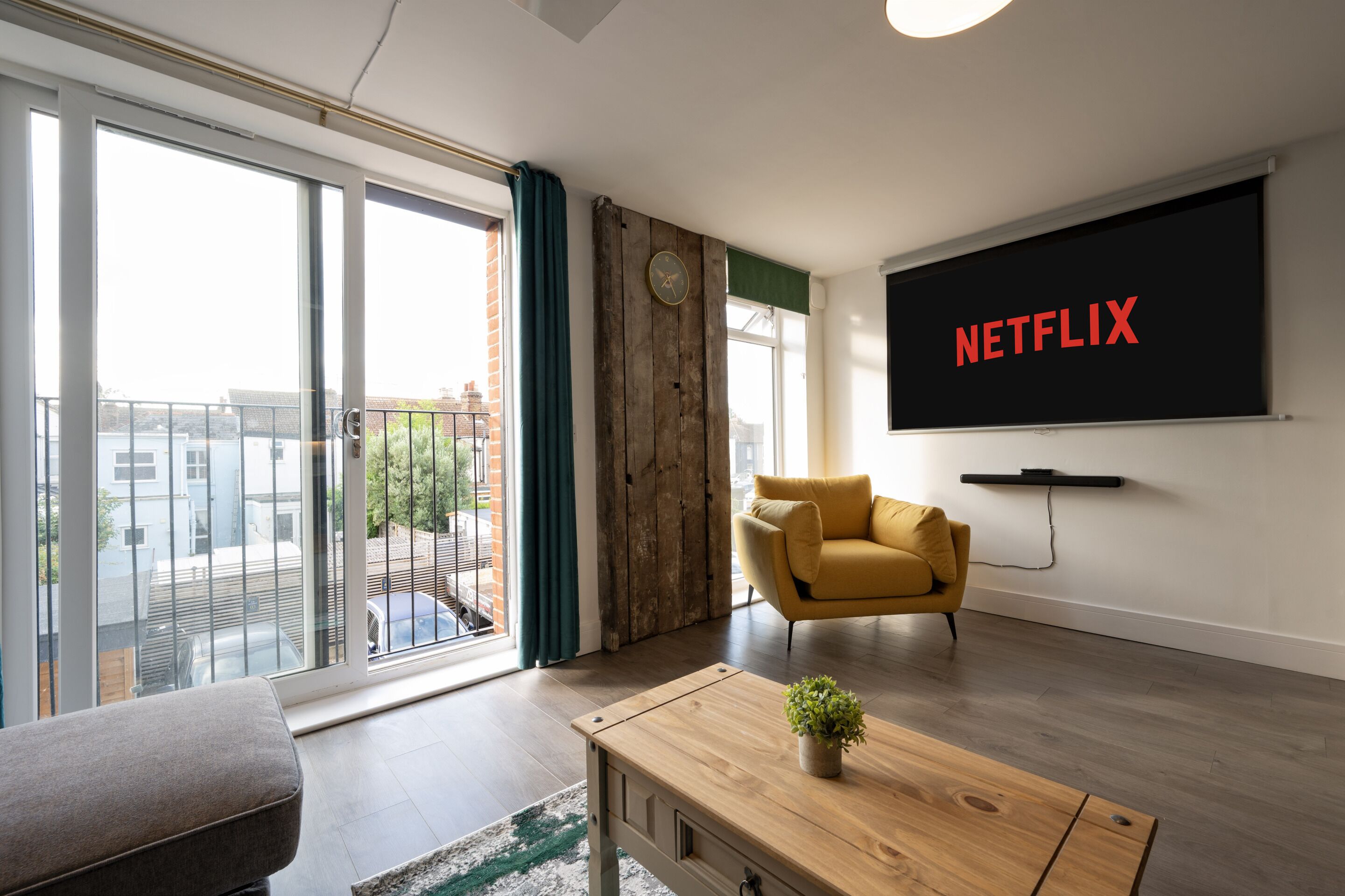 The Hideaway Cinema Retreat - 2 Bathroom -Sleeps 6 - Herne Bay