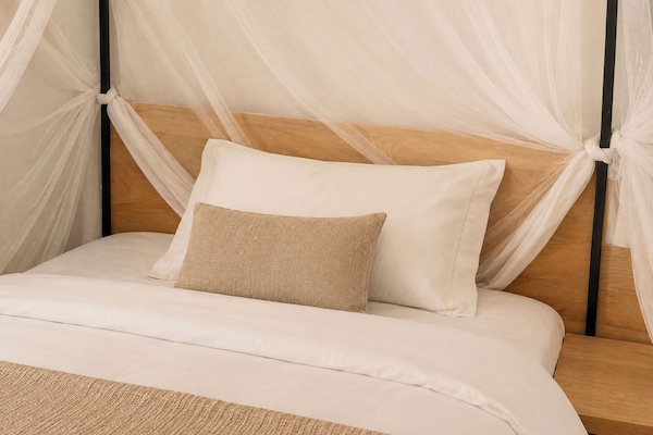 Habitación estándar con 1 cama matrimonial o 2 individuales, balcón, vista al patio | Servicios de la habitación