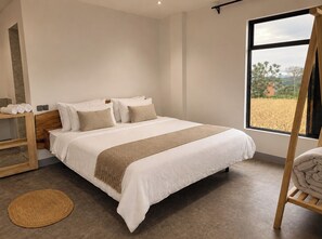 Suite Prestigio, balcón, vista a la montaña | Caja de seguridad en la habitación y tabla de planchar con plancha 
