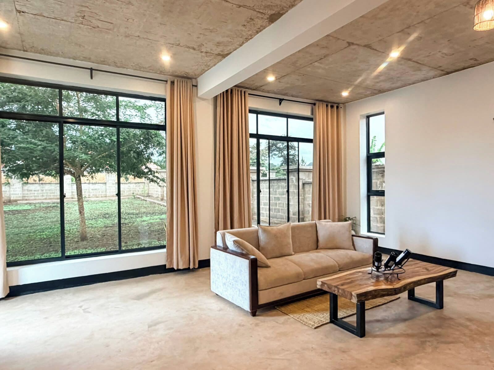 Suite Deluxe, vista al jardín | Área de sala de estar | Smart TV 