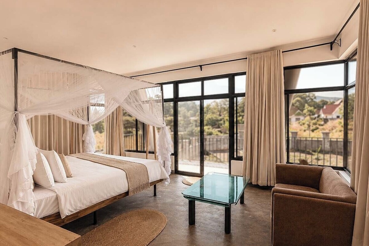 Suíte com design assinado, sacada, vista para a montanha | Roupas de cama premium, cofres nos quartos