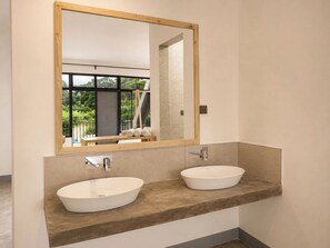 Suite Signature, balcón, vistas a la montaña | Baño