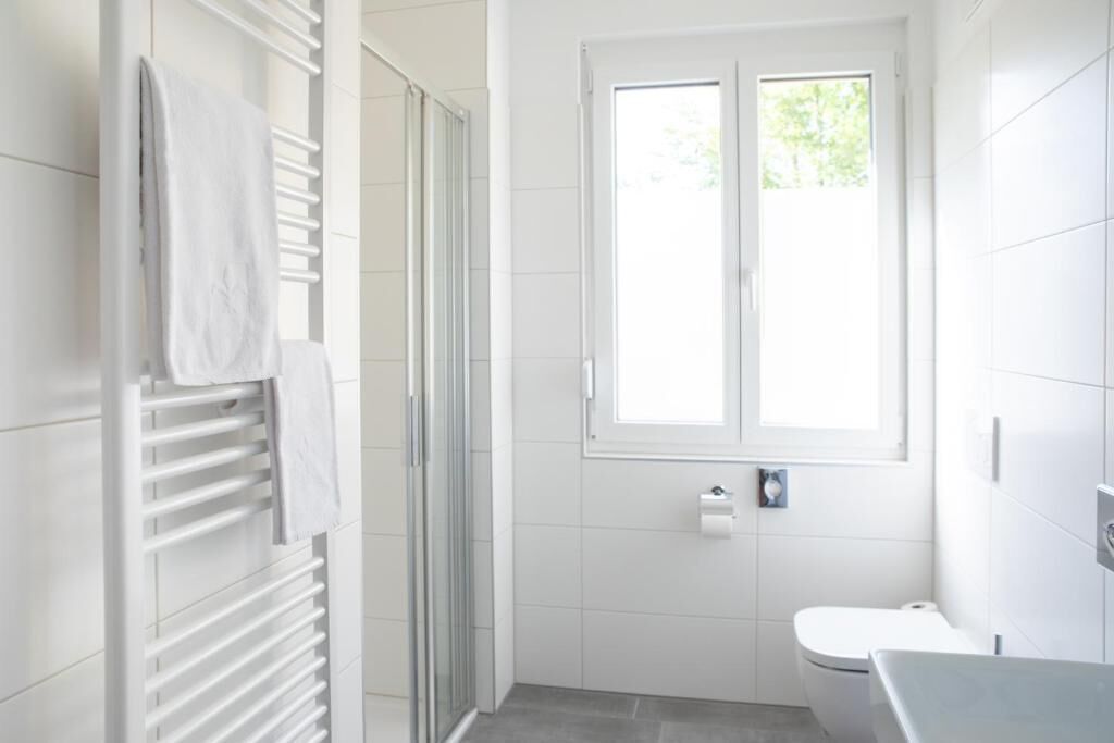 Een douche, een haardroger, handdoeken, zeep