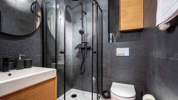 Apartment (12) | Baño | Regadera, secadora de cabello, toallas