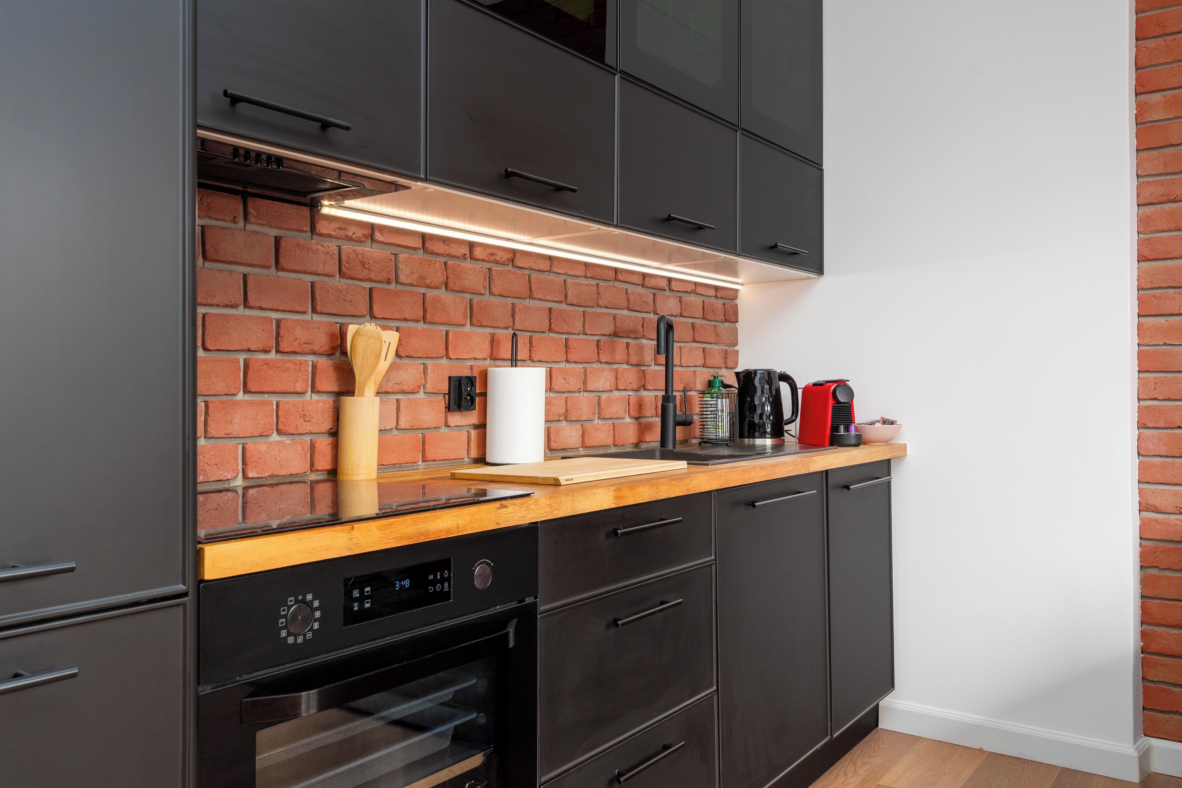 Apartment (12) | Private kitchen | Fridge, stovetop, electric kettle, cookware/dishes/utensils