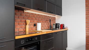 Apartment (12) | Private kitchen | Fridge, stovetop, electric kettle, cookware/dishes/utensils