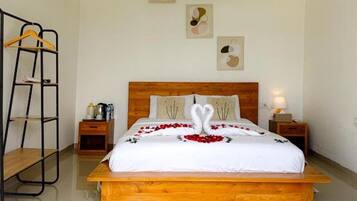 Un dormitorio con una cama de madera, un tapete redondo tejido y un aire acondicionado instalado en la pared.