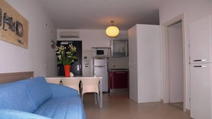 Een knus verblijf met kitchenette, eethoek en zithoek.