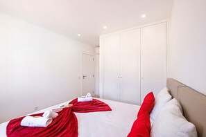 A hotel room with a bed, a wardrobe, and a door. - Apartment with pool near beach in Albufeira (Albufeira)