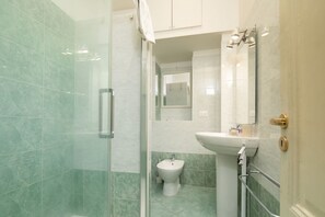 A bathroom with a glass shower enclosure, a pedestal sink, and a bidet. - Welcome to this beautiful, newly renovated apartment, modern, spacious, and equipped with every comfort, located in Piazza Cavalleggeri, in an ideal location for exploring Florence on foot.The apartment is perfect for families, groups of friends, or anyo (Firenze)