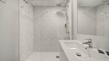 Douche, serviettes fournies