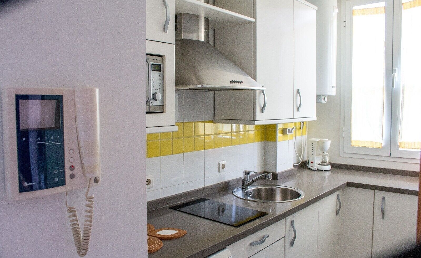 Cafetière/bouilloire, réfrigérateur, micro-ondes, plaque de cuisson