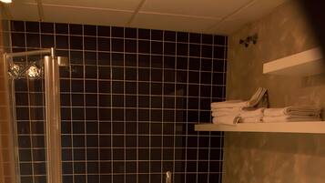 Douche, serviettes fournies
