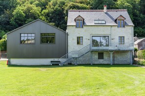 A two-story house with a stone facade and a grey metal extension. - A comfortable home on the riverbank near Ussé (Rigny-Ussé)
