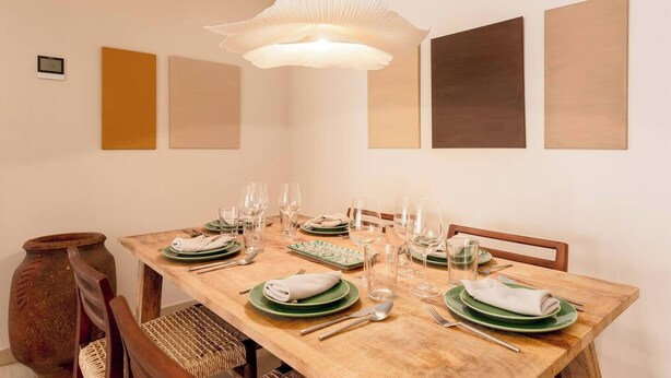 A dining room with a wooden table set for six, surrounded by chairs. - Estepona Old Town (200 meters from the beach) (Estepona)
