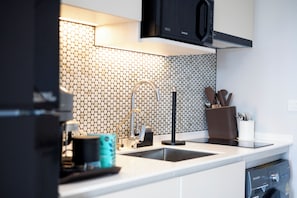 Cafetière/bouilloire, réfrigérateur, micro-ondes, plaque de cuisson