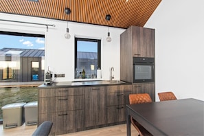 Casa conforto, varanda, vista para a montanha | Cozinha privada | Geladeira, micro-ondas, fogão, cooktop