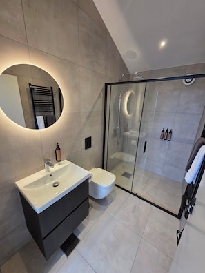 Casa luxo, varanda, vista para a montanha | Banheiro | Chuveiro, secador de cabelo, toalhas de banho, sabonete
