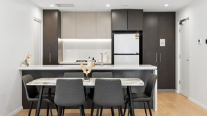 Room - Metawisebnb Stylish 2BR Apartment Near Metro Shops (Sydney)