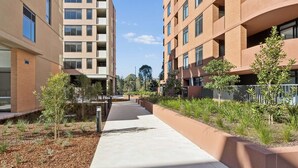 Room - Metawisebnb Stylish 2BR Apartment Near Metro Shops (Sydney)