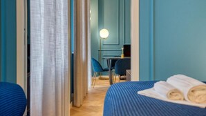 A hotel room with a bed, a desk, and a chair. - VivimiHome-Suite Topazio, Luxury Apartment (Milan)